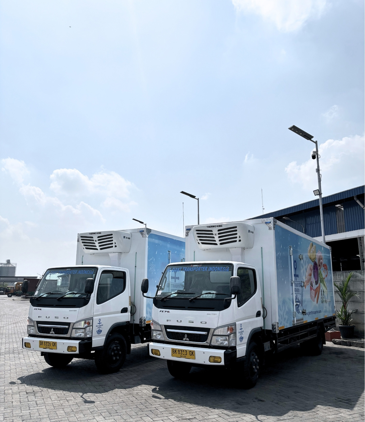 Giant Transporter CDD thermo truck unloading refrigerated cargo